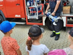 Besuch der KiTa bei der FF Plech